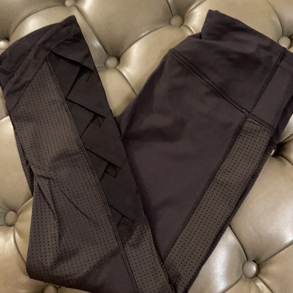 EUC Lululemon Crops - Picture 7 of 7